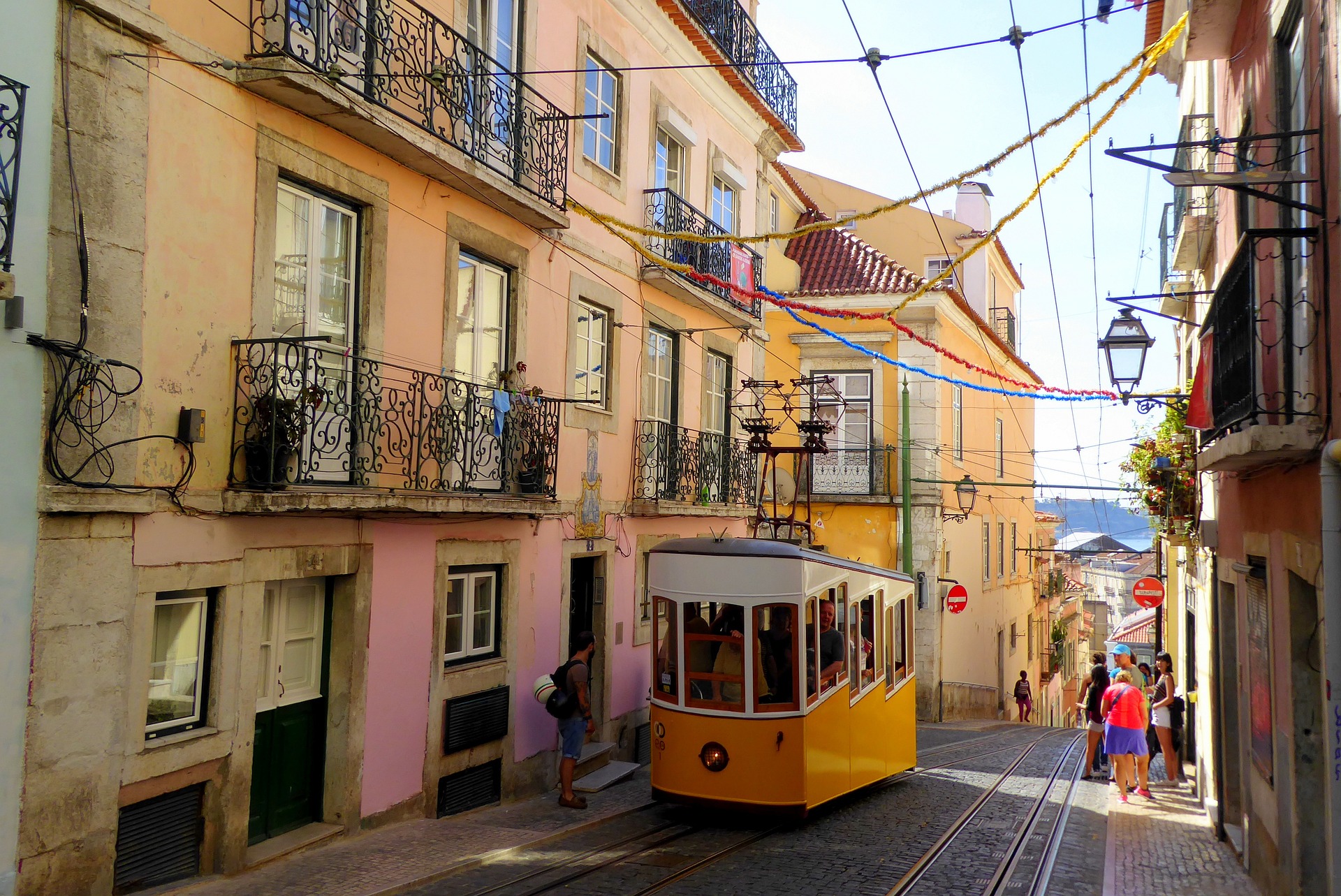 Многоцветния Лисабон - Индивидуално Пътуване със самолет