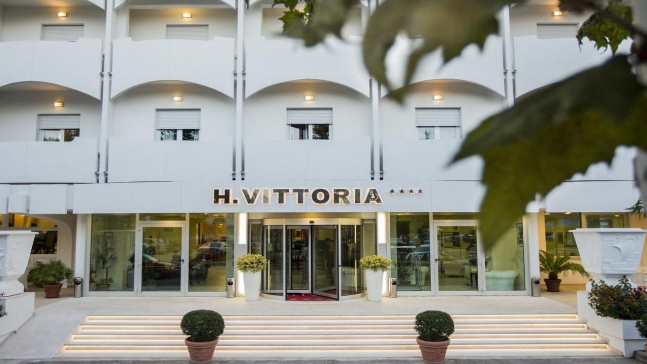 Hotel Vittoria 4*- Почивка в Римини