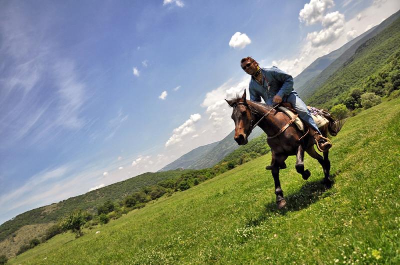 Еднодневен конен тур в полите на Родопите с дегустация на вино