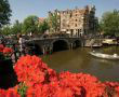 Круизи по каналите и сезонът на лалетата в Амстердам
