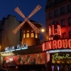 Мулен Руж в Париж - кратка история на кабарето емблема