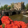 Круизи по каналите и сезонът на лалетата в Амстердам