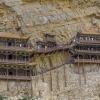 Висящият китайски манастир, който предизвиква гравитацията